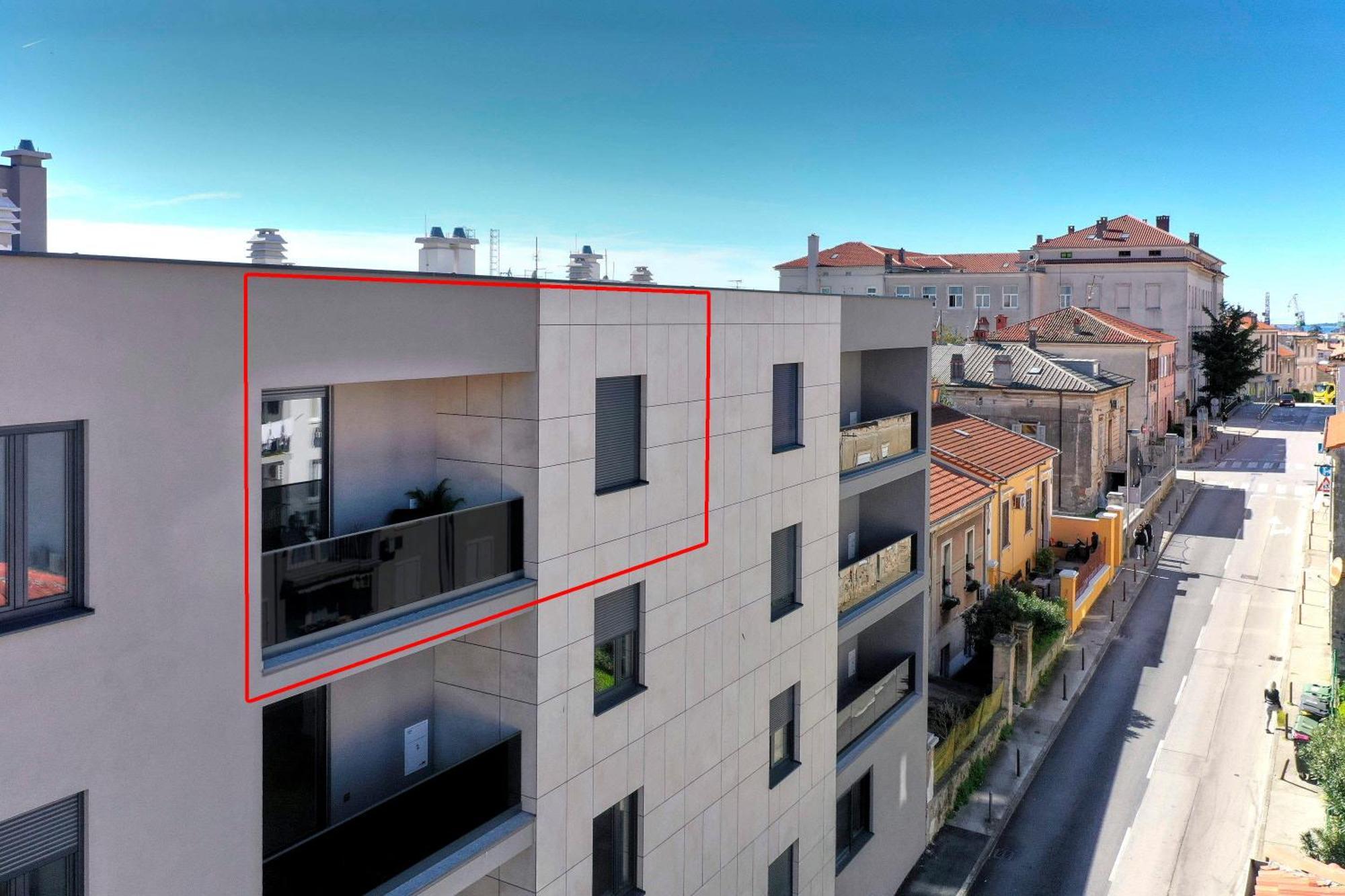You & Me Pula With Garage Parking Exterior photo
